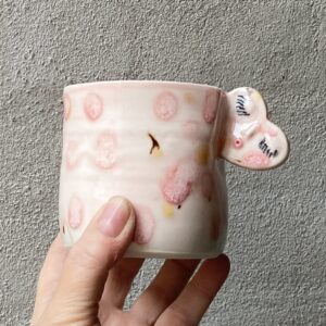 unik i glasur og form. Håndlavet og drejet keramik. Porcelæn. en lille personlighed. unik kop med glasering. hjerte ansigtskop.