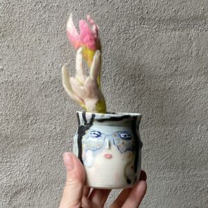 unik i glasur og form. Håndlavet og drejet keramik. Porcelæn. en lille personlighed. unik kop med glasering. ansigtskop.