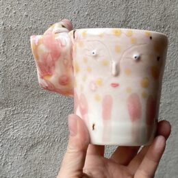 unik i glasur og form. Håndlavet og drejet keramik. Porcelæn. en lille personlighed. unik kop med glasering. ansigtskop.
