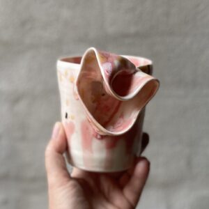 unik i glasur og form. Håndlavet og drejet keramik. Porcelæn. en lille personlighed. unik kop med glasering. ansigtskop.