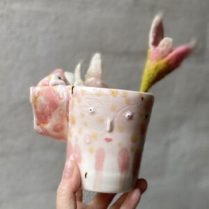 unik i glasur og form. Håndlavet og drejet keramik. Porcelæn. en lille personlighed. unik kop med glasering. ansigtskop.