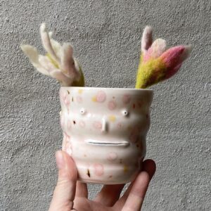 unik i glasur og form. Håndlavet og drejet keramik. Porcelæn. små personligheder. unik kop med glasering.
