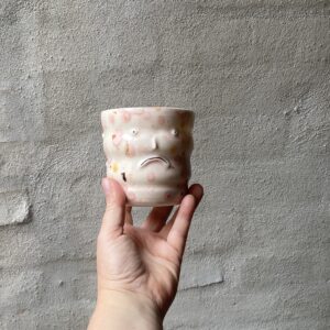 unik i glasur og form. Håndlavet og drejet keramik. Porcelæn. små personligheder. unik kop med glasering.