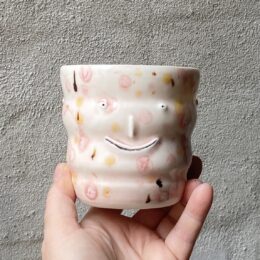 unik i glasur og form. Håndlavet og drejet keramik. Porcelæn. små personligheder. unik kop med glasering.