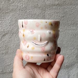 unik i glasur og form. Håndlavet og drejet keramik. Porcelæn. små personligheder. unik kop med glasering.