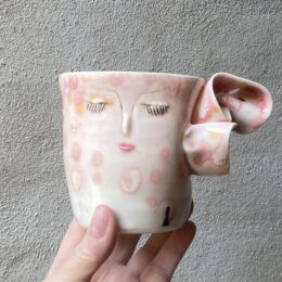 unik i glasur og form. Håndlavet og drejet keramik. Porcelæn. en lille personlighed. unik kop med glasering. flæser. ansigtskop.