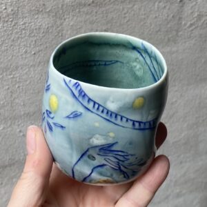 unik i glasur og form. Håndlavet og drejet keramik. Porcelæn. unik kop med glasering. Tegning.