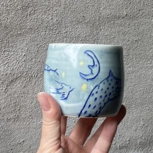 unik i glasur og form. Håndlavet og drejet keramik. Porcelæn. unik kop med glasering. Tegning.