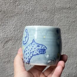 unik i glasur og form. Håndlavet og drejet keramik. Porcelæn. unik kop med glasering. Tegning.