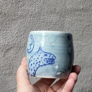 unik i glasur og form. Håndlavet og drejet keramik. Porcelæn. unik kop med glasering. Tegning.