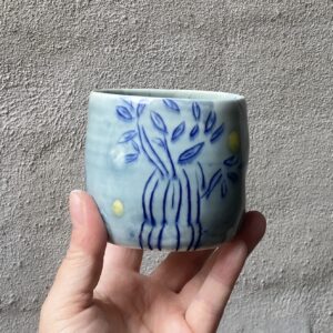 unik i glasur og form. Håndlavet og drejet keramik. Porcelæn. unik kop med glasering. Tegning.