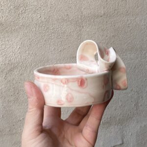 unik i glasur og form. Evt til smykker, salt eller meget lille slikskål. Håndlavet og drejet keramik. Porcelæn. unik lille skål med glasering. flæser.
