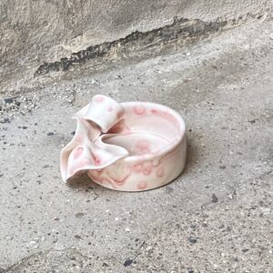 unik i glasur og form. Evt til smykker, salt eller meget lille slikskål. Håndlavet og drejet keramik. Porcelæn. unik lille skål med glasering. flæser.