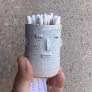 en lille bitte unik krukke. evt til vatpinde eller som lille vase.