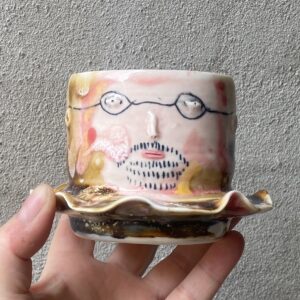unik i glasur og særlig form. Håndlavet og drejet keramik. Porcelæn. Lille personlighed. unik kop med flæser. Ansigtskop. unik glasering.