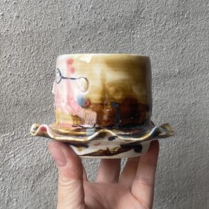 unik i glasur og særlig form. Håndlavet og drejet keramik. Porcelæn. Lille personlighed. unik kop med flæser. Ansigtskop. unik glasering.