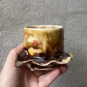 unik i glasur og særlig form. Håndlavet og drejet keramik. Porcelæn. Lille personlighed. unik kop med flæser. Ansigtskop. unik glasering.