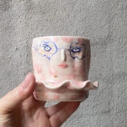 unik i glasur og særlig form. Håndlavet og drejet keramik. Porcelæn. Lille personlighed. unik kop med flæser. Ansigtskop. unik glasering.