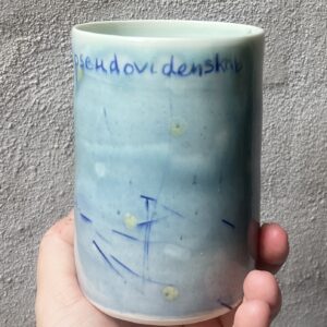 unik i glasur og form. Håndlavet og drejet keramik. Porcelæn. en lille personlighed. unik kop med glasering. ansigtskop. teks på koppen- professor i pseudovidenskab.