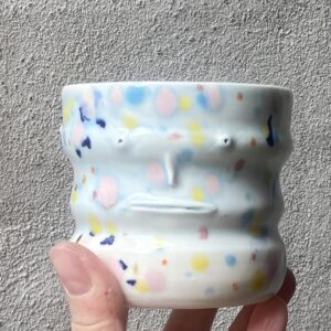 Humørsvingninger. unik i glasur og særlig form. Håndlavet og drejet keramik. Porcelæn. Lille personlighed. unik kop. Ansigtskop. unik glasering.