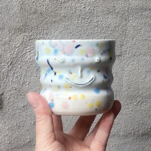 Humørsvingninger. unik i glasur og særlig form. Håndlavet og drejet keramik. Porcelæn. Lille personlighed. unik kop. Ansigtskop. unik glasering.
