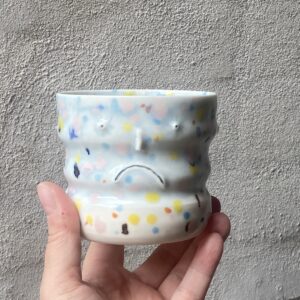 Humørsvingninger. unik i glasur og særlig form. Håndlavet og drejet keramik. Porcelæn. Lille personlighed. unik kop. Ansigtskop. unik glasering.
