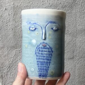 unik i glasur og form. Håndlavet og drejet keramik. Porcelæn. en lille personlighed. unik kop med glasering. ansigtskop.