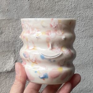 Humørsvingninger. unik i glasur og særlig form. Håndlavet og drejet keramik. Porcelæn. Lille personlighed. unik kop. Ansigtskop. unik glasering. 3 ansigte