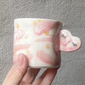 unik i glasur og form. Håndlavet og drejet keramik. Porcelæn. en lille personlighed. unik kop med glasering. hjerte. ansigtskop.