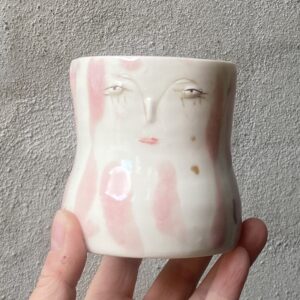 unik i glasur og særlig form. Håndlavet og drejet keramik. Porcelæn. Lille personlighed. unik kop. Ansigtskop. unik glasering.