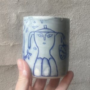 unika håndlavet keramik kop. Håndlavet og drejet i porcelænsler. særlig glasur og med motiver.