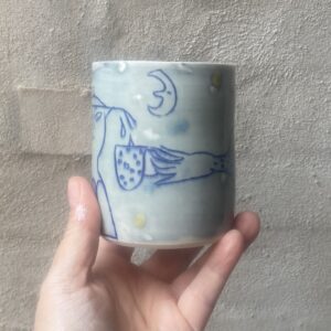 unika håndlavet keramik kop. Håndlavet og drejet i porcelænsler. særlig glasur og med motiver.