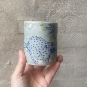 unika håndlavet keramik kop. Håndlavet og drejet i porcelænsler. særlig glasur og med motiver.