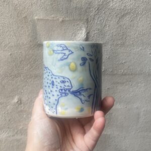 unika håndlavet keramik kop. Håndlavet og drejet i porcelænsler. særlig glasur og med motiver.