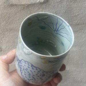 unika håndlavet keramik kop. Håndlavet og drejet i porcelænsler. særlig glasur og med motiver.
