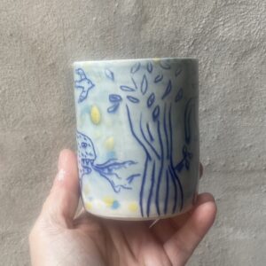 unika håndlavet keramik kop. Håndlavet og drejet i porcelænsler. særlig glasur og med motiver.
