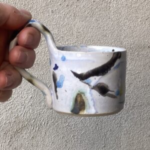 lillebitte unik i glasur og form. Håndlavet og drejet keramik. stentøj. unik kop med glasering.