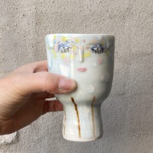 unika håndlavet keramik kop. Håndlavet og drejet i porcelænsler. særlig glasur . Ansigtskop. vin kop. kaffe eller andet.