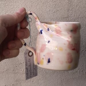 Konfettikop med svagt lyserødt skær. unik i glasur og form. Håndlavet og drejet keramik. Porcelæn. unik kop med glasering