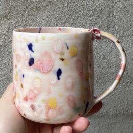 Konfettikop med lyserød skær. unik i glasur og form. Håndlavet og drejet keramik. Porcelæn. unik kop med glasering.