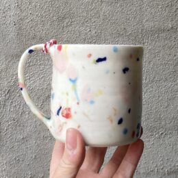 Konfettikop. unik i glasur og form. Håndlavet og drejet keramik. Porcelæn. unik kop med glasering.